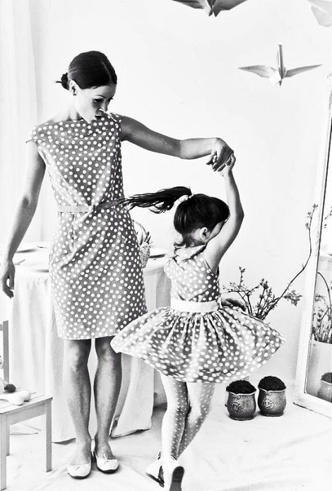 Мать и дочь танцуют перед зеркалом