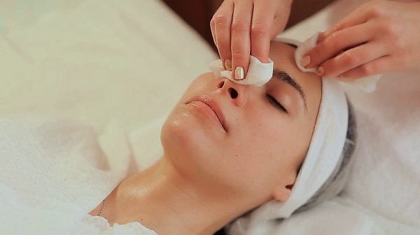 Ретиноловый пилинг – процедура, которую лучше проводить только в салоне, под контролем опытного косметолога