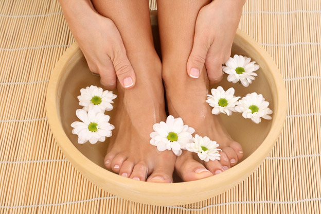 Уход за кожей ног может быть как салонным, так и домашним, главное – выделить на это немного времени